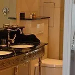 Boutique Konfidentiel מלון 4*