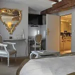 Boutique Konfidentiel מלון