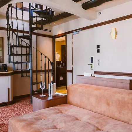 Boutique Konfidentiel מלון 4*